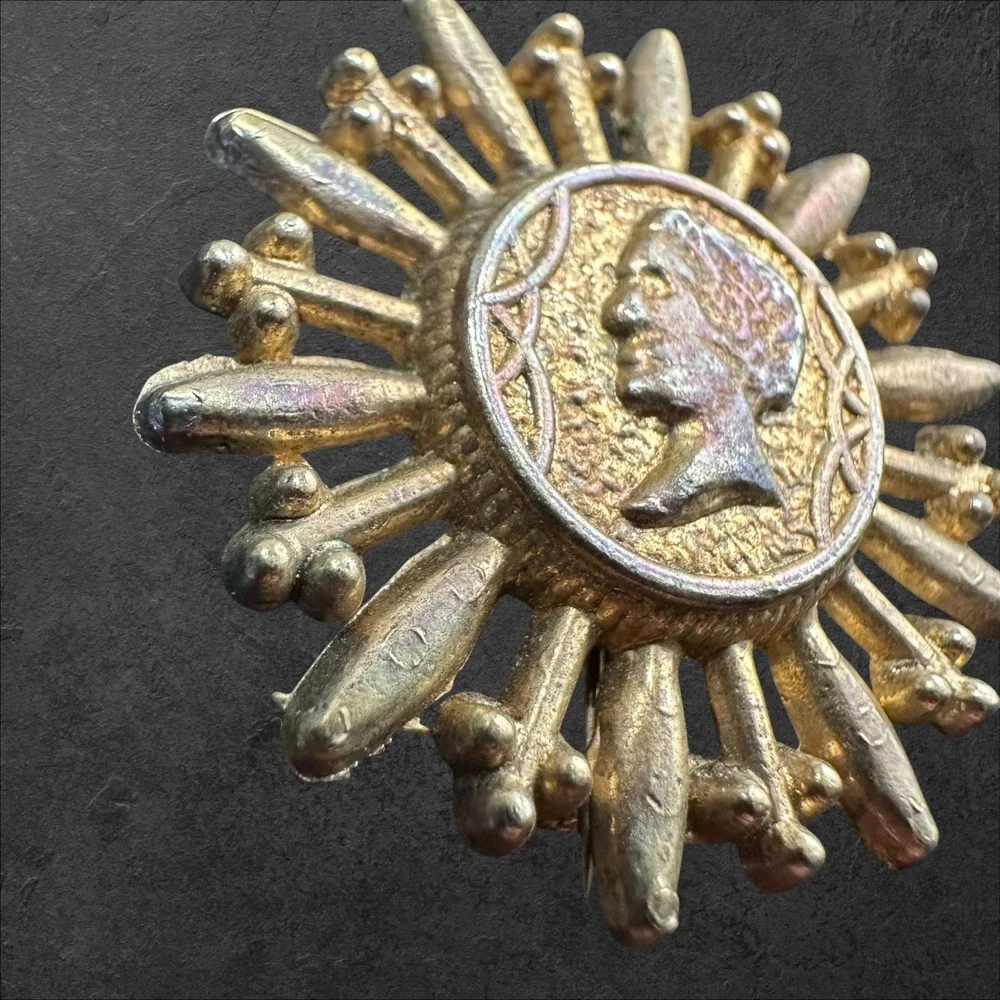 Vintage Gold Tone Sunburst Cameo Classical‎ Profile Brooch Pin